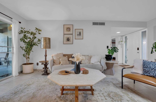 Cozy 2-bedroom townhome in charming Tucson w/Pool-Walk to Park