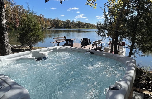 Cozy 2 bedroom waterfront chalet with private beach, hot tub at Innsbrook Resort