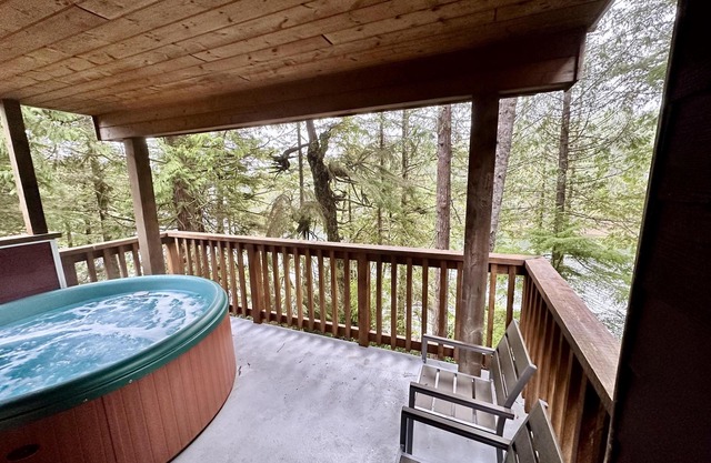 Cozy 2 Bedroom Waterfront Cottage with Hot Tub!