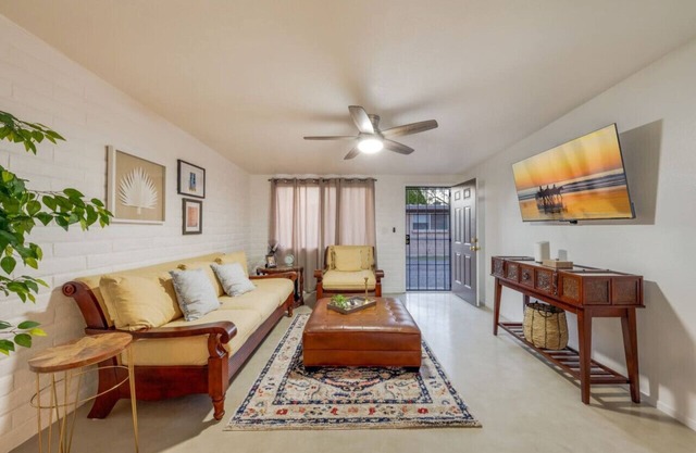 Cozy/2 BR 1 BA/Remodeled/Central/Spotless