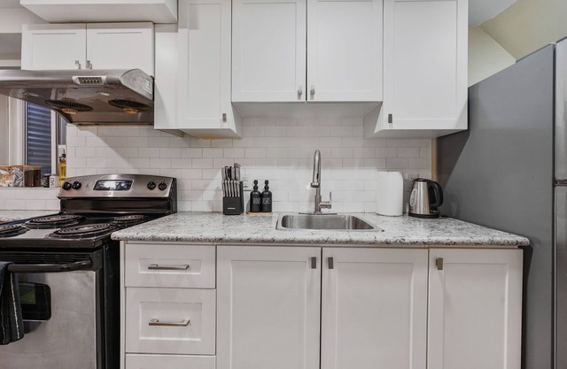 Cozy 2 BR Bsmt Apt | Free Parking, Mins to Senaca
