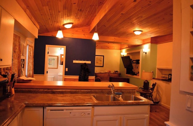 Cozy 2 BR by River- Crooked Steeple Hall