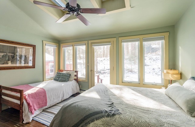 Cozy 2 BR house; streamside, close to Woodstock & HITS with waterfall views!