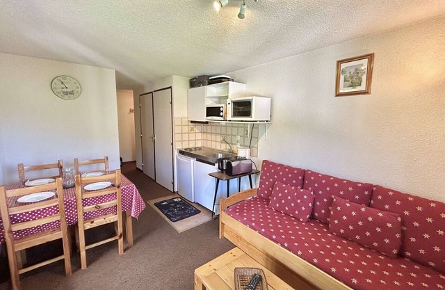 Cozy 2-Room Apartment with Balcony & Ski Storage, Sleeps 4, Demi-Quartier