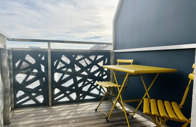 Cozy 2 ROOM APARTMENT* BALCONY* PANORAMIC VIEW* NEAR PARK