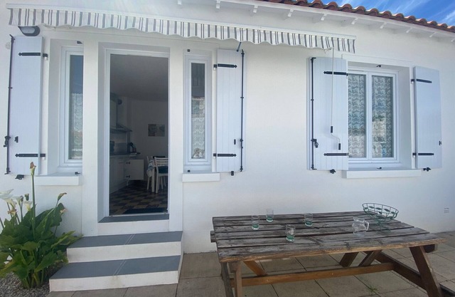 Cozy 2-room rental, 600m from beach and shops, with private terrace