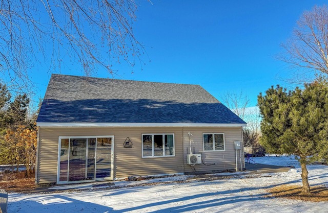 Cozy 2 story cabin with 1 bedroom on the bluffs above Wabasha