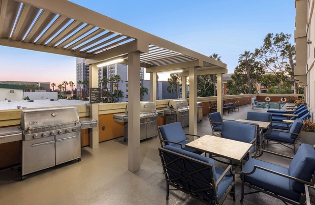 Cozy 2 Unit Stay: Queen Beds, Full Kitchens, Parking, Fitness, Pool & Shuttle!