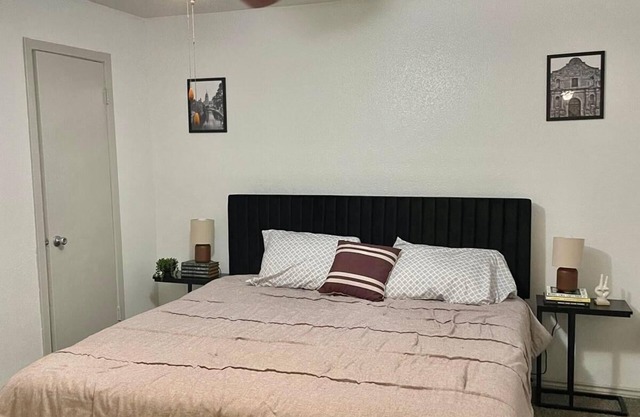 Cozy 2B condo with WiFi, AC in Medical Center, San Antonio