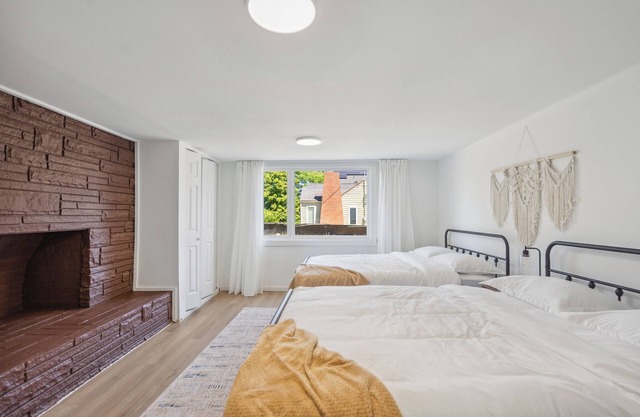 Cozy 2B1B home 5 min to airport with AC, Game Room, WiFi, Parking