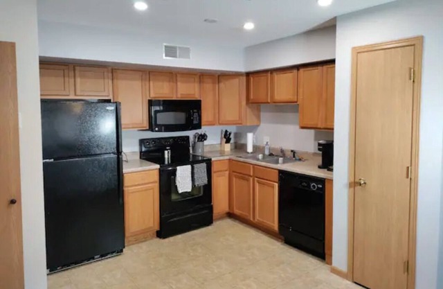 Cozy 2bd condo with Fireplace in Davenport, IA