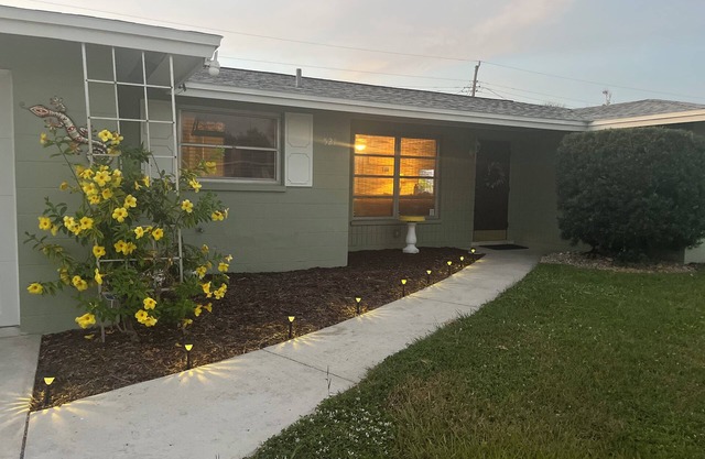 Cozy 2BR/2BA Venice Getaway – Sleeps 6nnModern beach house close to beaches