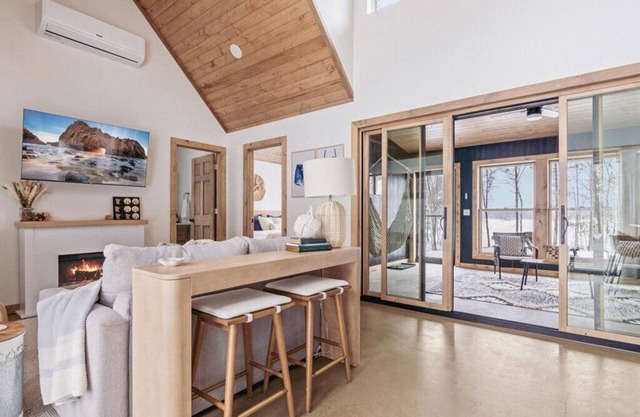 Cozy 2BR 2Bath Waterfront Cabin! Firepit, Porch, Games, Stunning Sunset