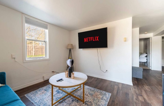 Cozy 2BR Apt near Downtown | Free Parking & Wi Fi