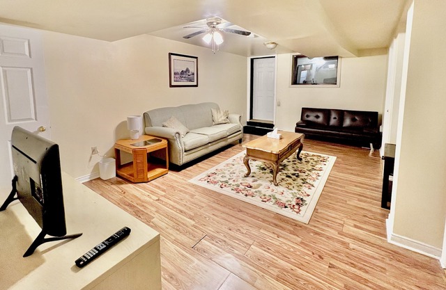 Cozy 2BR Basement Apt in Newmarket