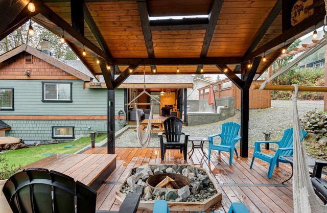 Cozy 2BR Cottage w/Hot Tub! Walk to the Beach!