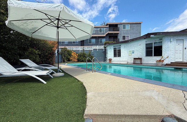 Cozy 2BR Gem Near LAX, SoFi Stadium & The Forum - MK1