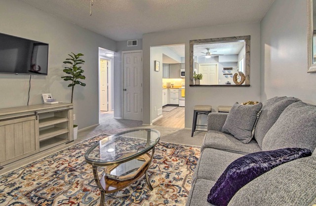Cozy 2nd-Floor Apartment Near Smithville Lake!