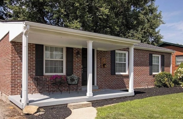 Cozy 3 BD/1B Fenced yard/Deck close to Hospital/Toyota/Horse Park Pet friendly