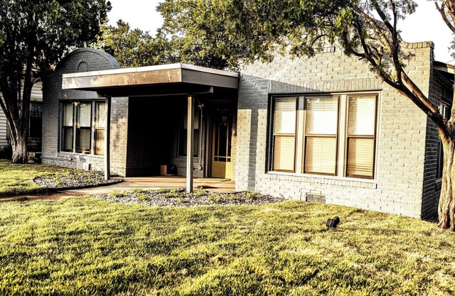 Cozy 3 BD house w/a modern touch near downtown