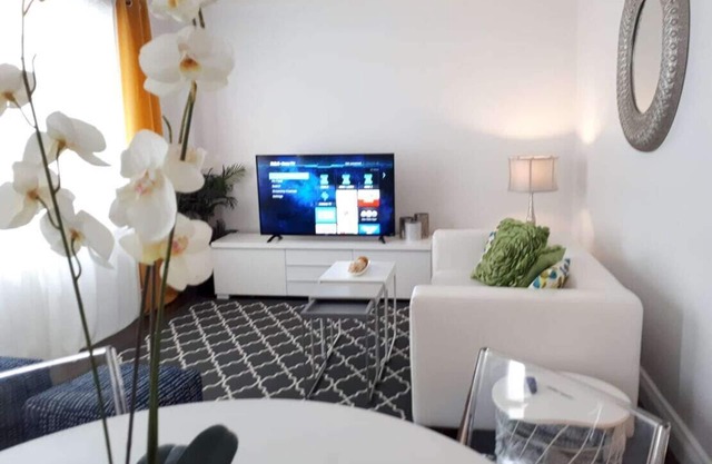 COZY 3 BDR HOUSE (MAIN FLOOR) Newmarket