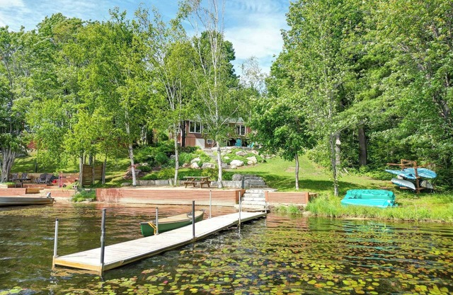 Cozy 3-Bdrm waterfront cottage with hot tub facing lake.