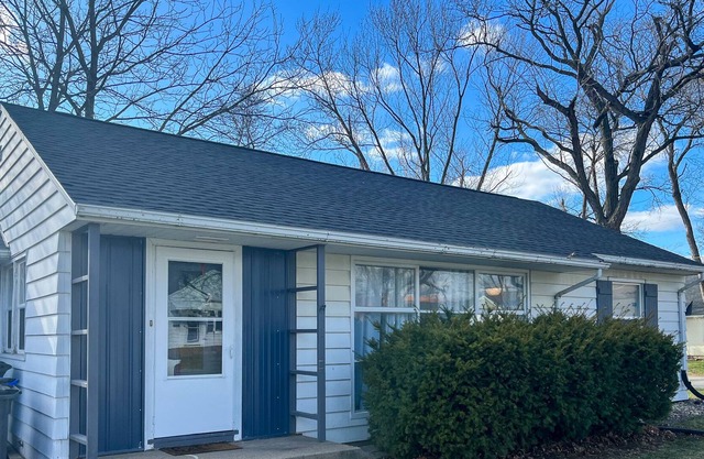 Cozy 3 bed, 1.5 bath with laundry, den, and patio