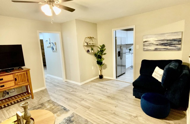 Cozy 3 bed, 1.5 bath centrally located in the heart of Durant.