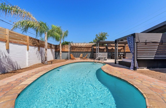 Cozy 3-bedroom 2-bath house in midtown with Pool and Hot Tub