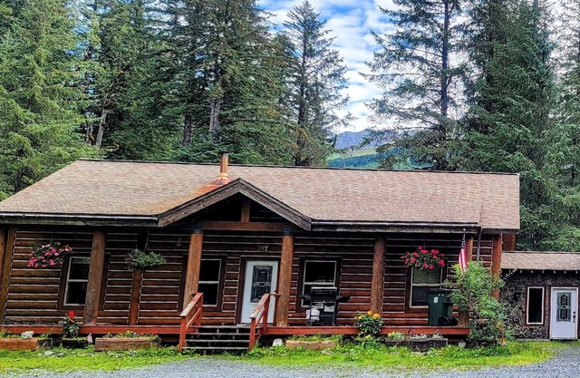 Cozy 3 bedroom/2 bathroom Family Friendly Log Home