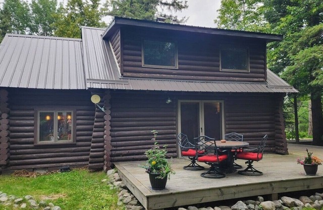 Cozy 3-Bedroom All-Season, Drive-To Lakeside Log Cabin - Under New Ownership