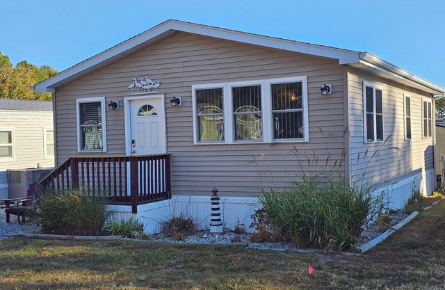 Cozy 3 Bedroom Beach Get-A-Way located in White Horse Park