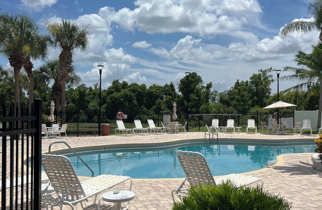 Cozy 3-bedroom condo in adorable Poinciana with WiFi, fitness, pools and more!