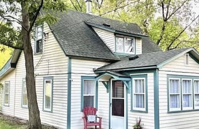 Cozy 3 Bedroom Cottage 2 Blocks From Lake, Firepit, Boat and Snowmobile Parking