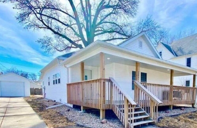 Cozy 3 bedroom home, 1 bathroom, single garage, 5 mins to downtown