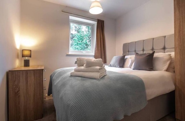 Cozy 3 bedroom house, sleeps 6 with parking