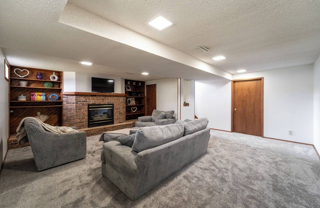 Cozy 3-bedroom house in delightful Des Moines near lake