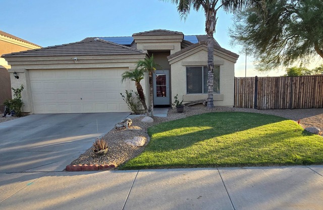 Cozy 3-bedroom house with a pool in welcoming Goodyear with AC, WiFi