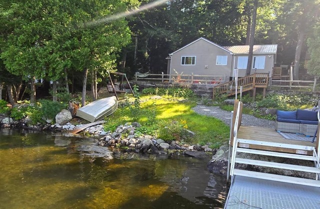 Cozy 3-bedroom Lakefront camp on Great Pond in Belgrade Maine w/WiFi, AC