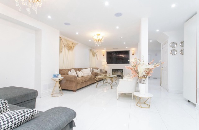 Cozy 3-bedroom luxurious house in the central mississauga around heartland & Sq1