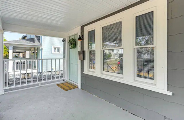 Cozy 3-bedroom townhome in Columbus with Foosball. Minutes to downtown & OSU