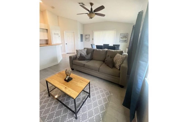 Cozy 3-bedroom unit with free parking