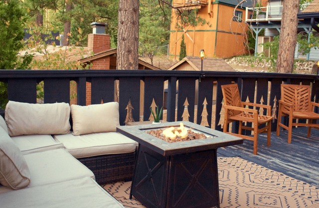 Cozy 3-bedroom A-Frame cabin in charming Running Springs with WiFi