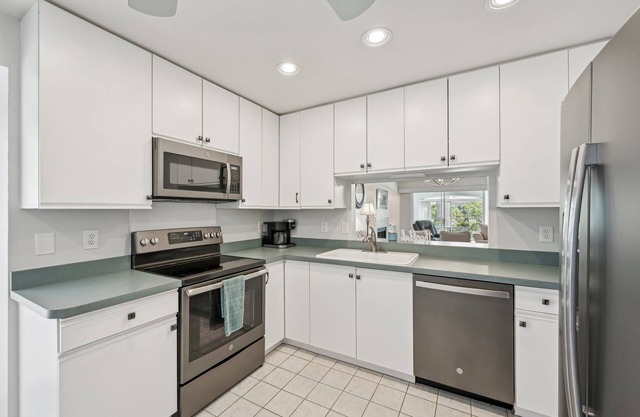Cozy 3 bedroom with pool access close to Sarasota beaches, shopping & dining.n