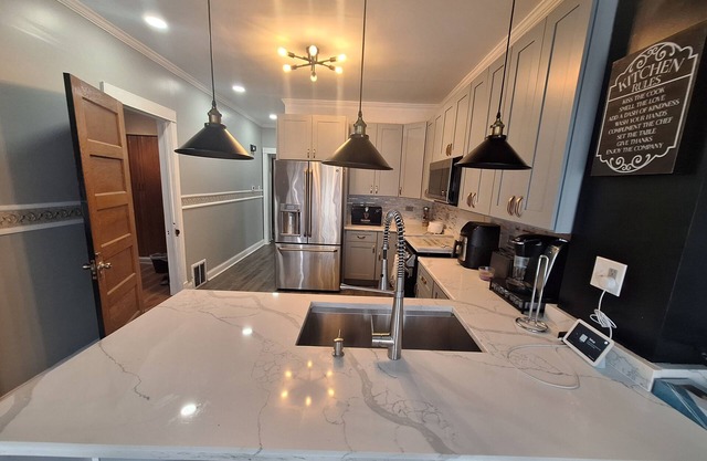 Cozy 3-bedrooms w/full kitchen bungalow in Chicago area (15-mins to downtown)