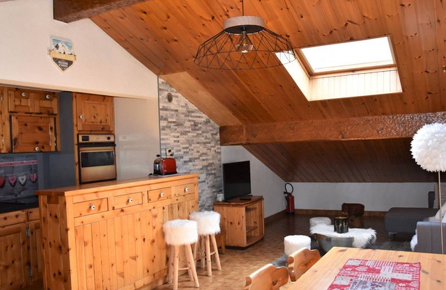 Cozy 3-Room Apartment with South Balcony, 400m from Shops and Cable Cars