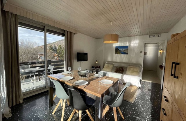 Cozy 3-Room Apartment for 6 in Serre Chevalier – Parking, Ski Locker, Balcony, 3-Star Rating