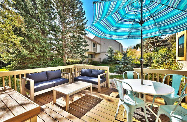 Cozy 3BR/2.5BA Racquet Club condo in town, on bus route close to all!