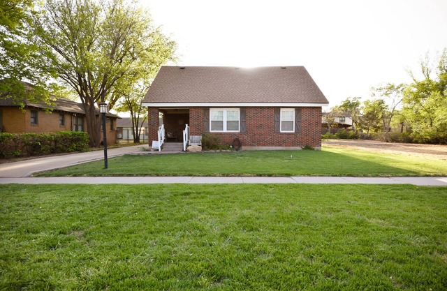 Cozy 3BR/2BA remodeled bath/park view and yard games!nDiscounts given here.