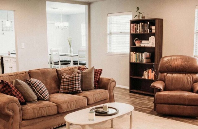 Cozy 3BR/2BA w/ spacious living room +2car garage!